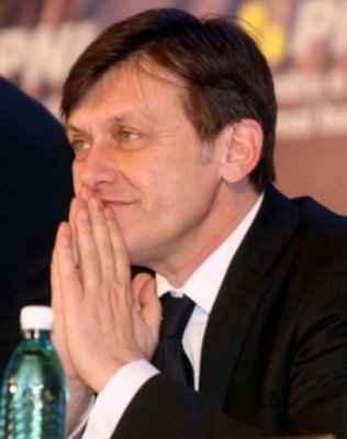 Antonescu cere alegeri anticipate prezidenţiale şi parlamentare în cel mai scurt timp